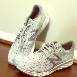 WOMANS NEW BALANCE SNEAKERS SIZE 11